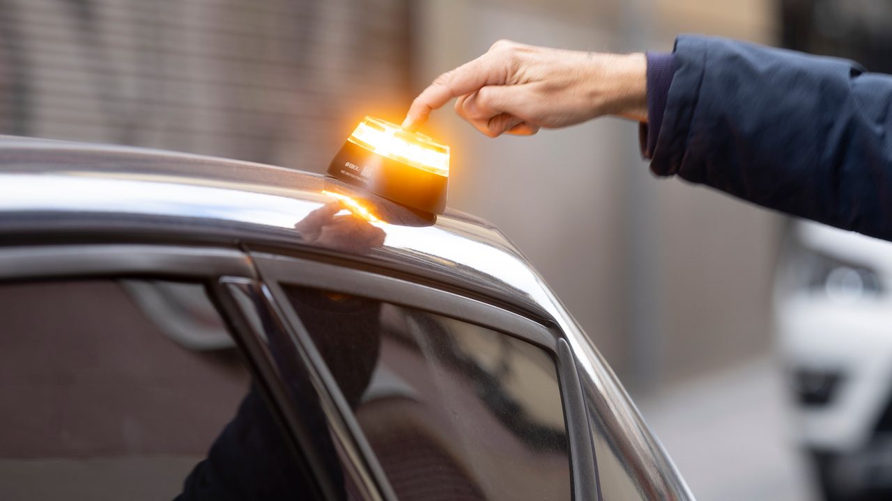 ¿Me pueden multar si utilizo los triángulos de emergencia y la baliza V16 a la vez?