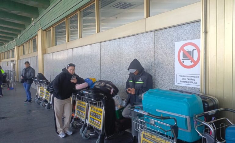 Los venezolanos atrapados en Barajas siguen esperando volver a casa