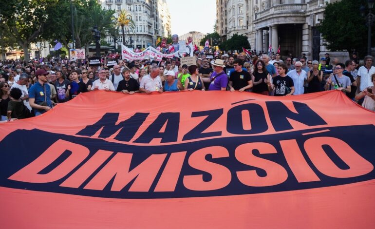 Las víctimas de la DANA exigen el acta de diputado de Mazón tras conocer los Whatsapp: «Son pruebas documentales»