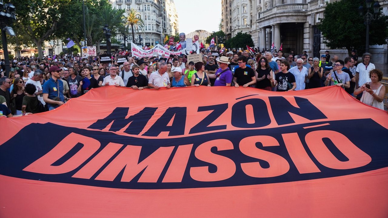 Las víctimas de la DANA exigen el acta de diputado de Mazón tras conocer los Whatsapp: «Son pruebas documentales»