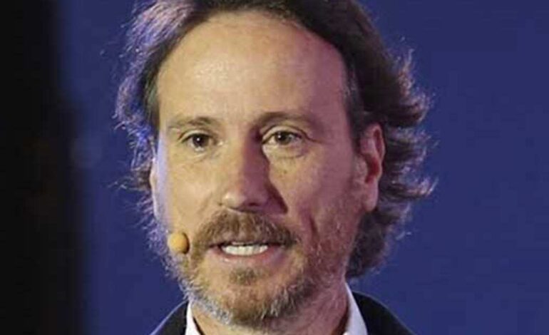 sonreír porque a nadie le cuesta ver una cara rancia; y escuchar porque el otro se siente valorado»