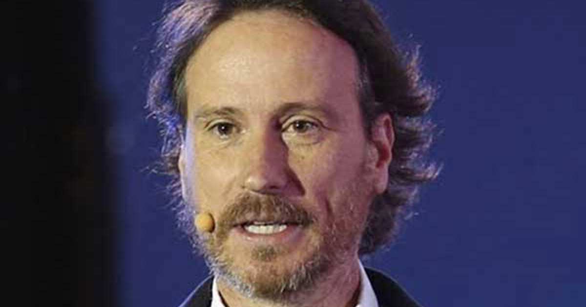 sonreír porque a nadie le cuesta ver una cara rancia; y escuchar porque el otro se siente valorado»