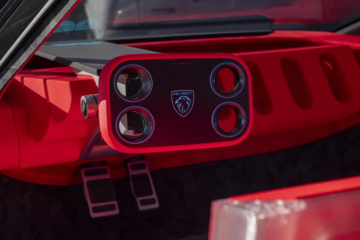 El Polygon Concept se atreve a redefinir elementos icónicos como el tradicional volante circular, poniendo al Hypersquare en su lugar