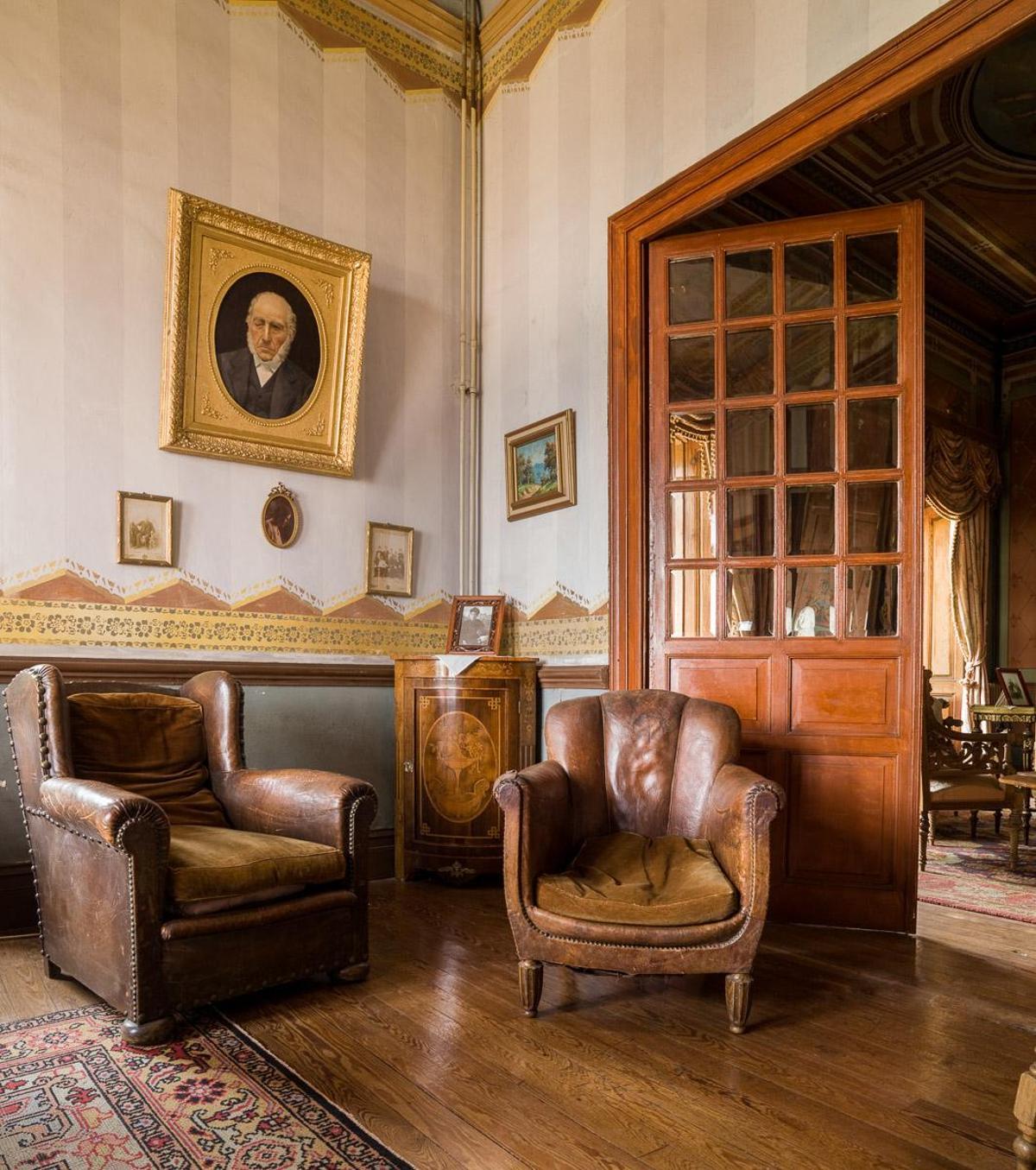 Sala del piano con el retrato de Alfonso Álvarez, padre de Gabino.