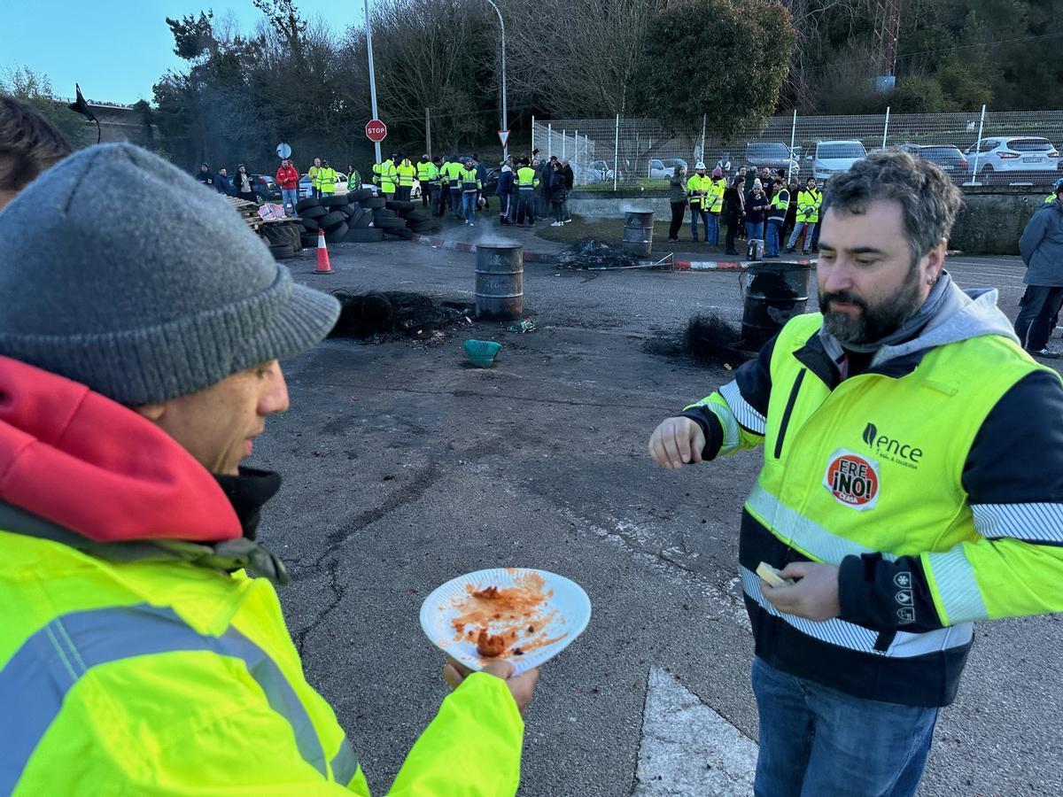 Trabajadores comiendo una brocheta el miércoles por la mañana, tercer día de huelga.