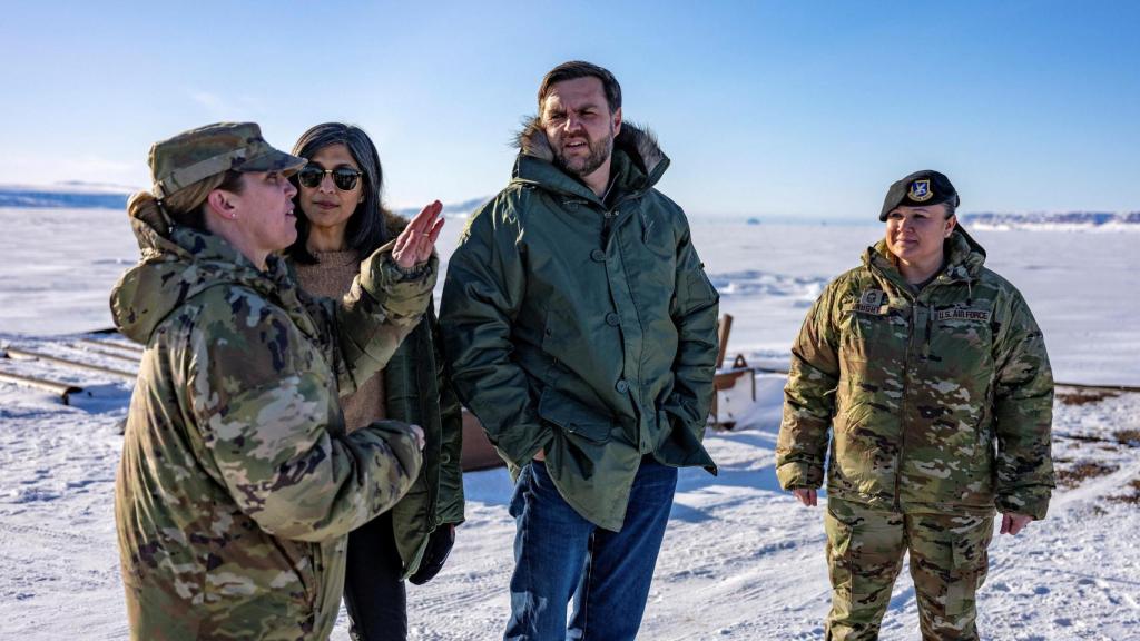 La comandante de la base militar estadounidense en Pituffik, Groenlandia, Susannah Meyers, con el vicepresidente estadounidense, JD Vance, durante su visita el 29 de marzo.