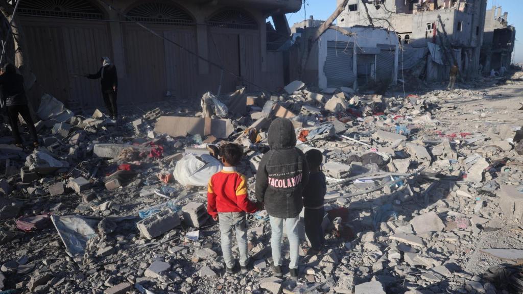 Niños de Gaza miran los escombros de su antiguo hogar en Rafah.