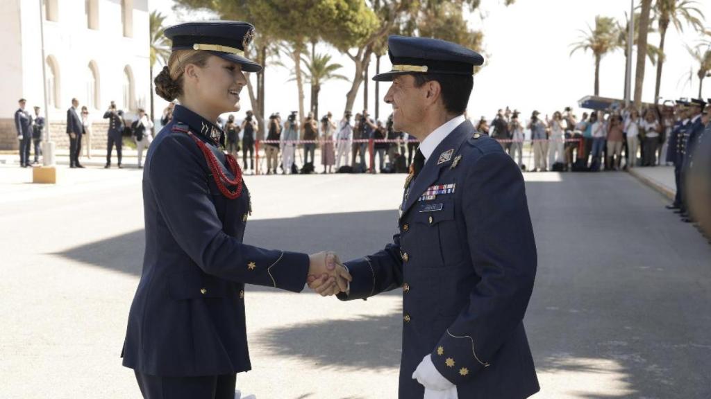 La Princesa de Asturias saludó este lunes al director de la AGA, coronel Luis Felipe González Asenjo.