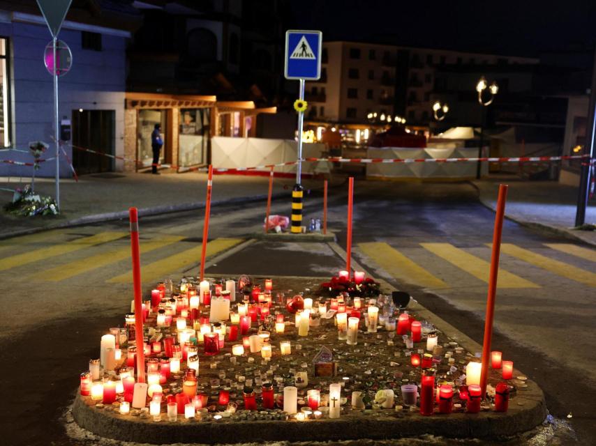Imagen del homenaje espontáneo creado por familiares y vecinos en honor a las víctimas de la tragedia.