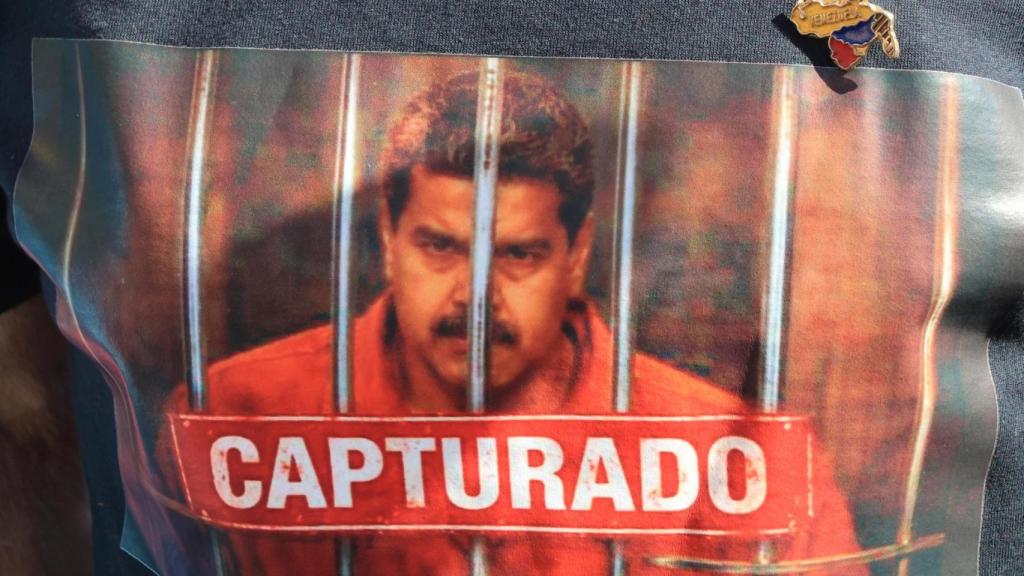 Una persona porta una camiseta con la imagen del presidente de Venezuela, Nicolás Maduro, con la frase Capturados durante una protesta.