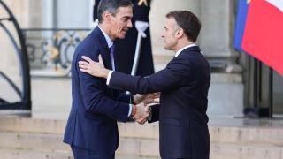 Pedro Sánchez con Emmanuel Macron este martes en París.