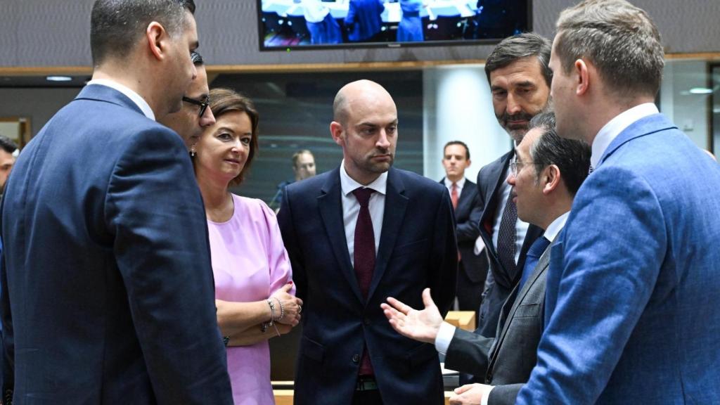 El Ministro de Asuntos Exteriores francés, Jean-Noël Barrot, (en el centro de la imagen) conversa con José Manuel Albares durante una reunión en Bruselas