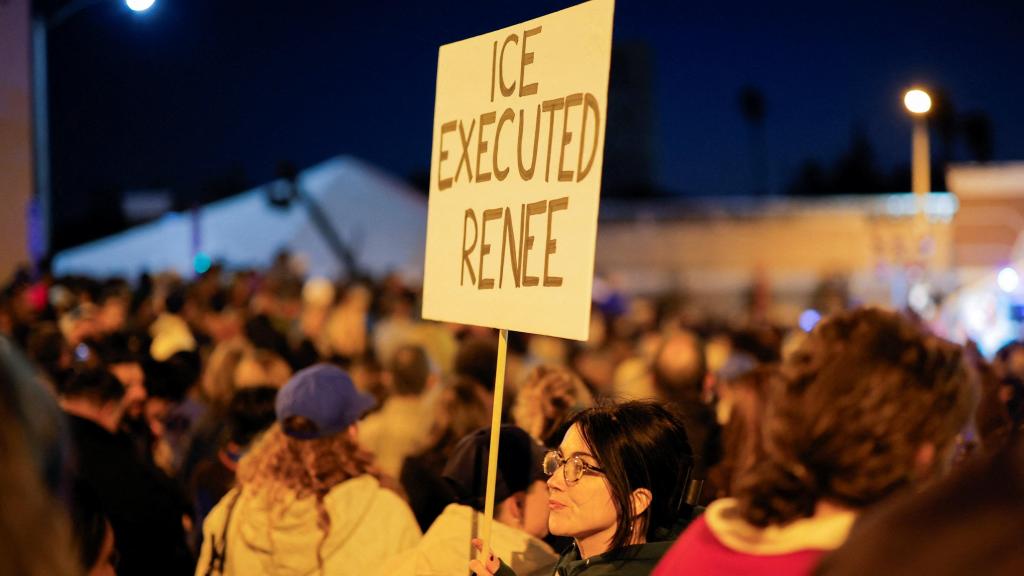 Una mujer lleva un cartel que acusa a los servicios de inmigración de asesinar a Renee Nicole Good.