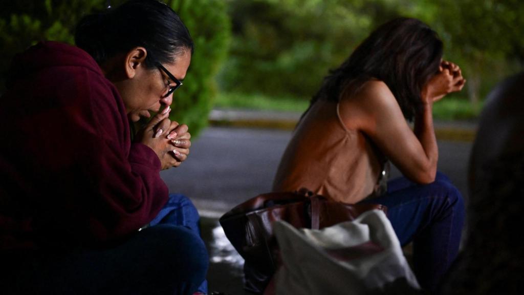 Las mujeres esperan a las puertas del penal de El Rodeo.