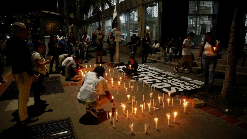 Durante una vigilia se encienden velas, colocadas para formar la palabra Libertad, mientras familiares y activistas de derechos humanos protestan frente a la sede del Helicoide para exigir la liberación de los presos políticos.