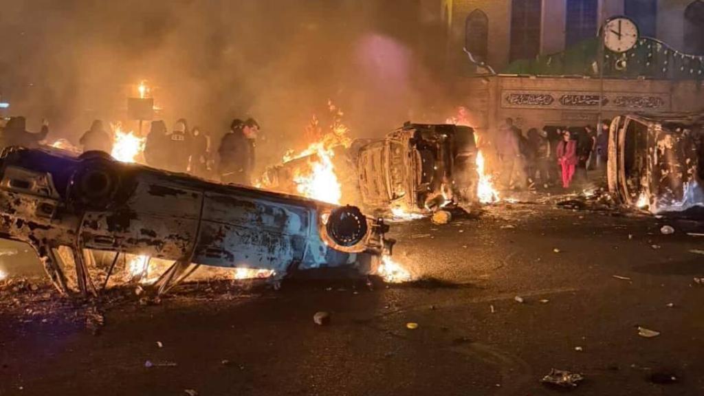 Un vehículo en llamas durante las protestas en las calles de Teherán.