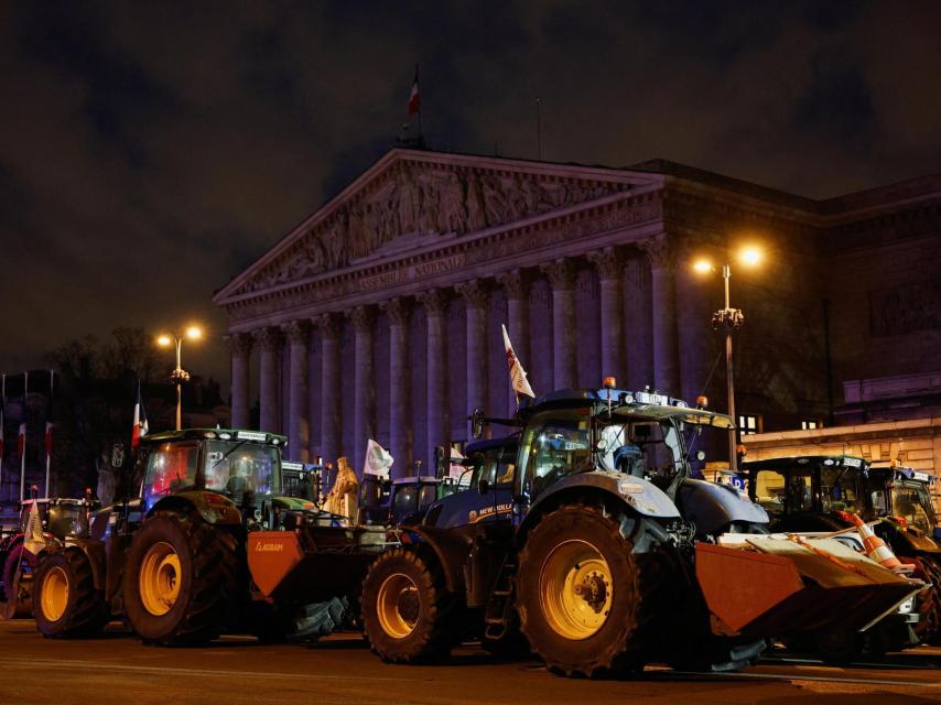 Tractores de agricultores franceses estacionados frente a la Asamblea Nacional, en París.