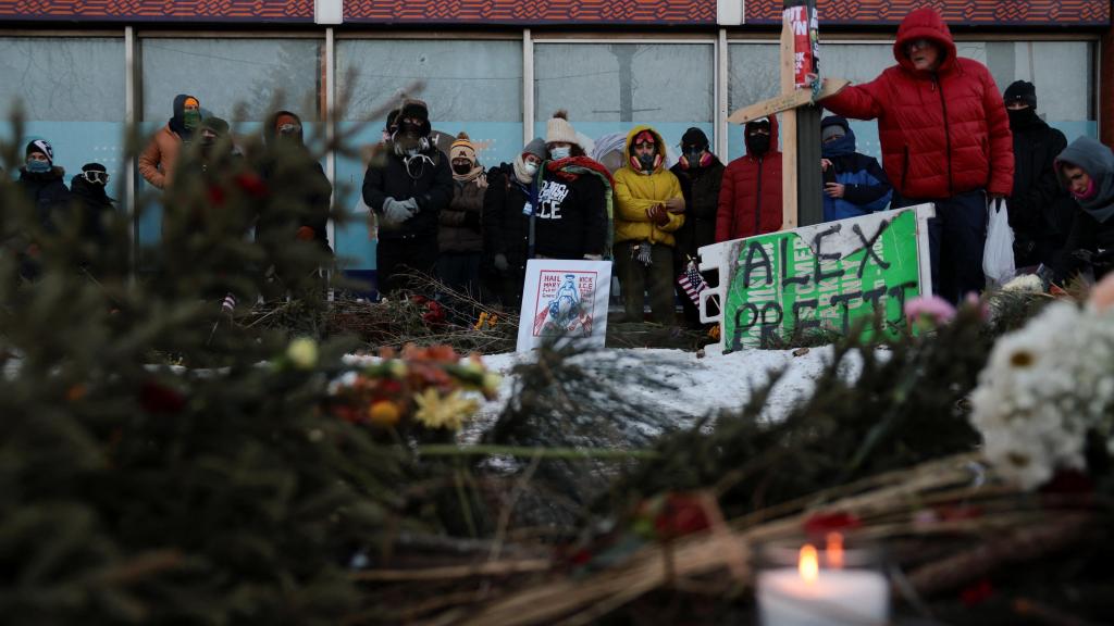 Los residentes de Minneapolis se reúnen alrededor de un monumento improvisado en el lugar donde los agentes de ICE mataron a Alex Pretti.