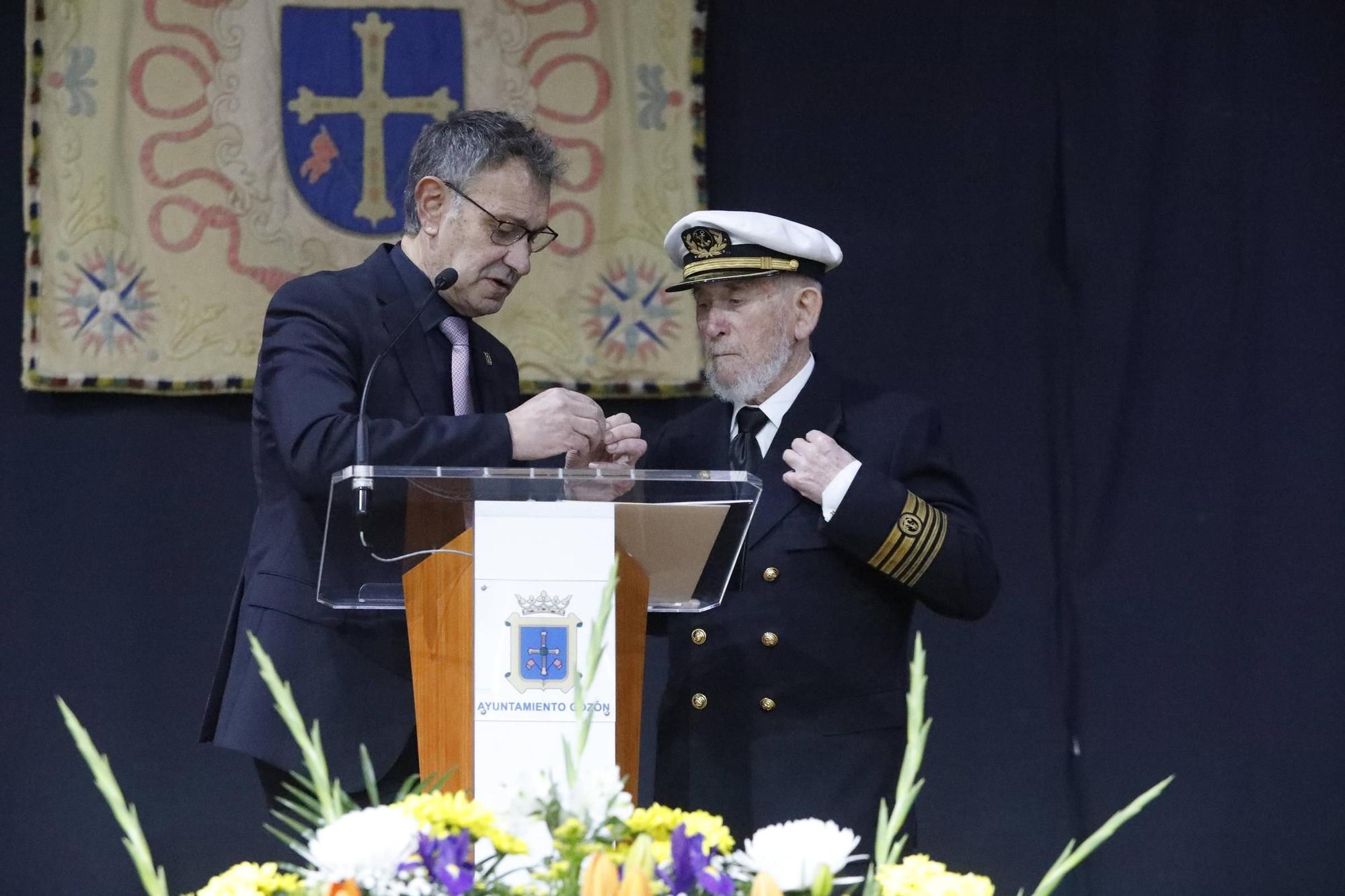 EN IMÁGENES: pregón del Cristo del Socorro en Luanco por Pichi Suárez