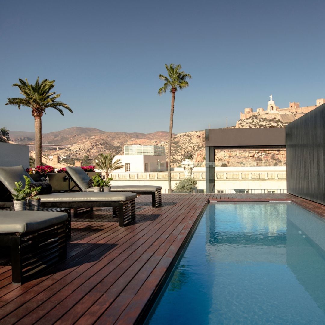Cubierta de los antiguos baños del AIRE en Almería, con la ciudadela al fondo