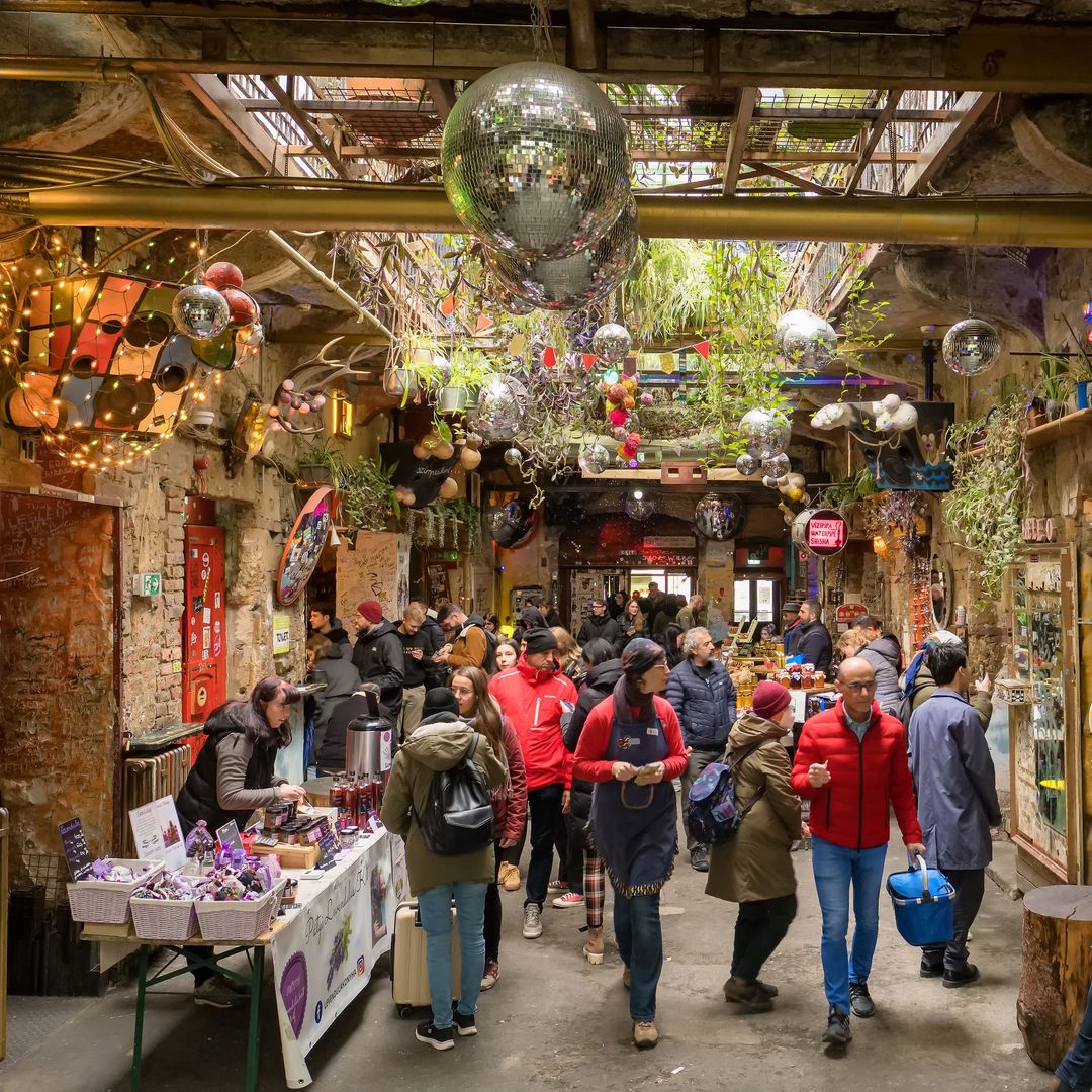 Szimpla Garden, el bar en ruinas más famoso de Budapest, Hungría