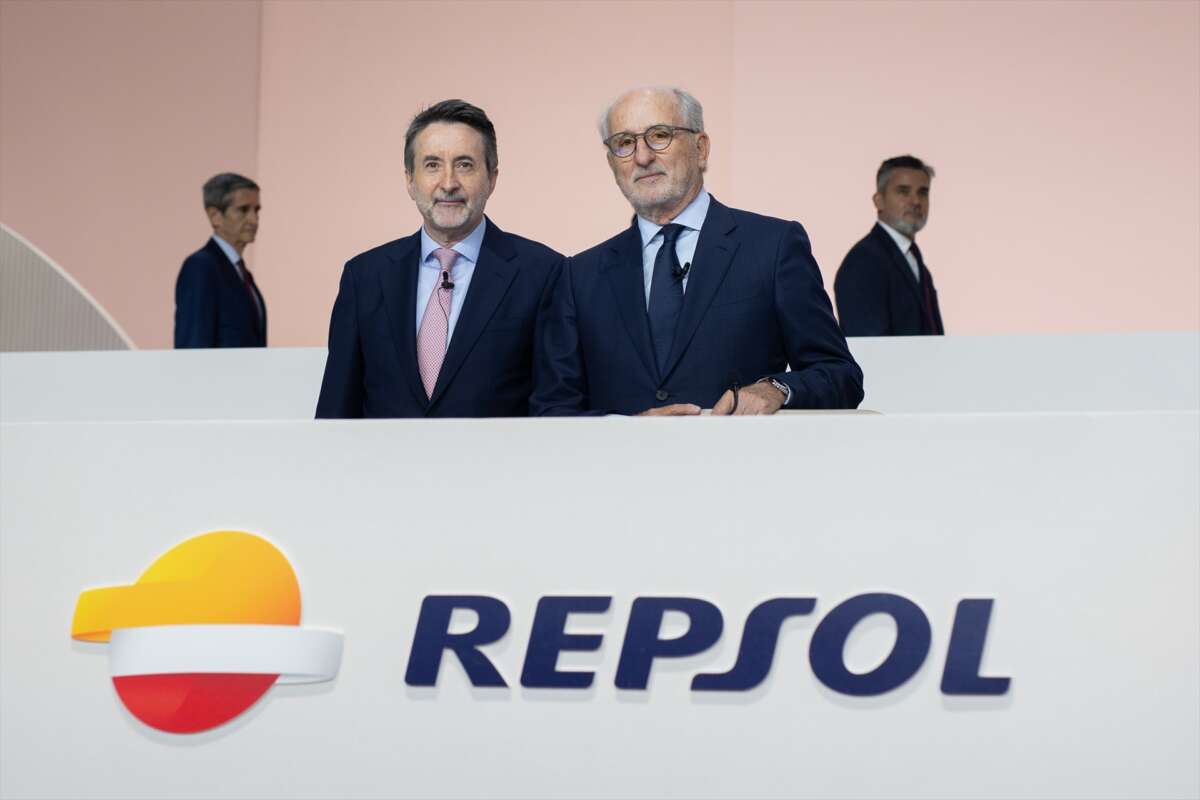 El presidente de Repsol, Antonio Brufau Niubó (D), y el consejero delegado de Repsol, Josu Jon Imaz (I), durante la Junta General de Accionistas de Repsol