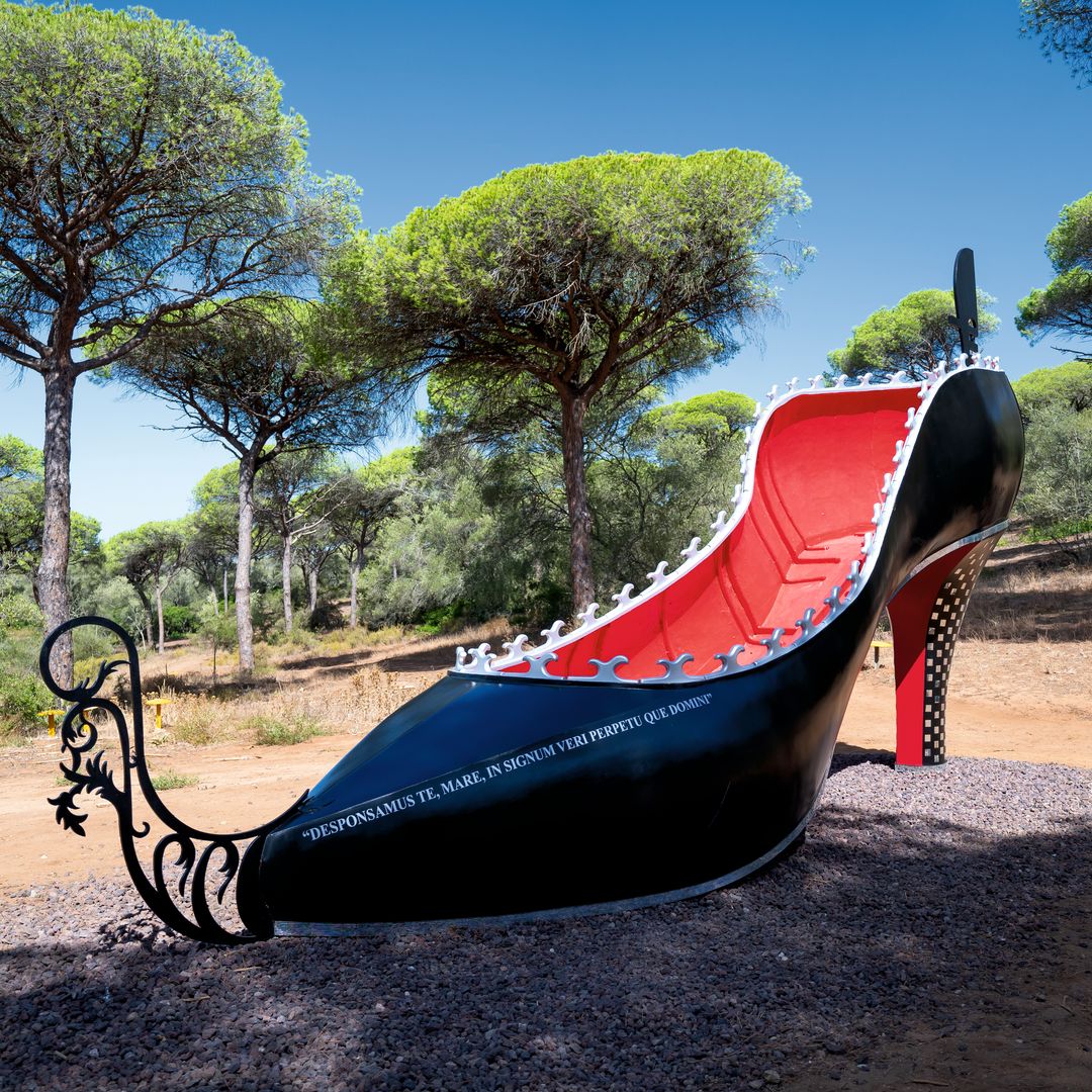 Zapato de góndola, del artista Antoni Miralda, en la Fundación Montenmedio, Vejer de la Frontera, Cádiz