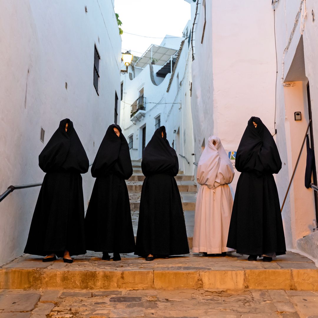 Refugios sorprenden a los peatones en las calles de Vejer de la Frontera, Cádiz