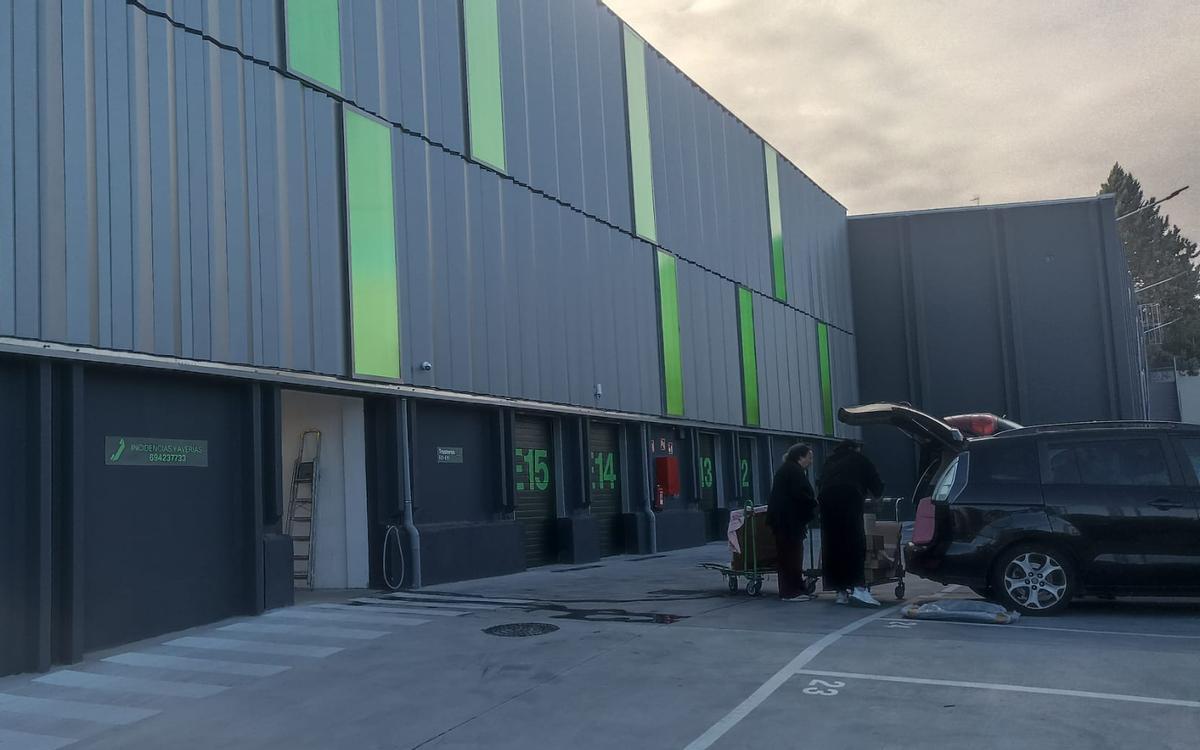 Una familia descarga enseres de una furgoneta para meterlos en el trastero que alquilan en Cityo, en Alcobendas