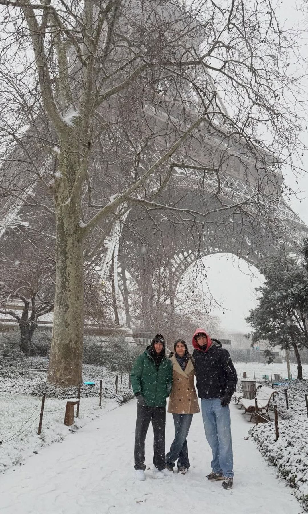 Los tres hijos de Nuria Roca y Juan del Val en la Torre Eiffel, París, Francia