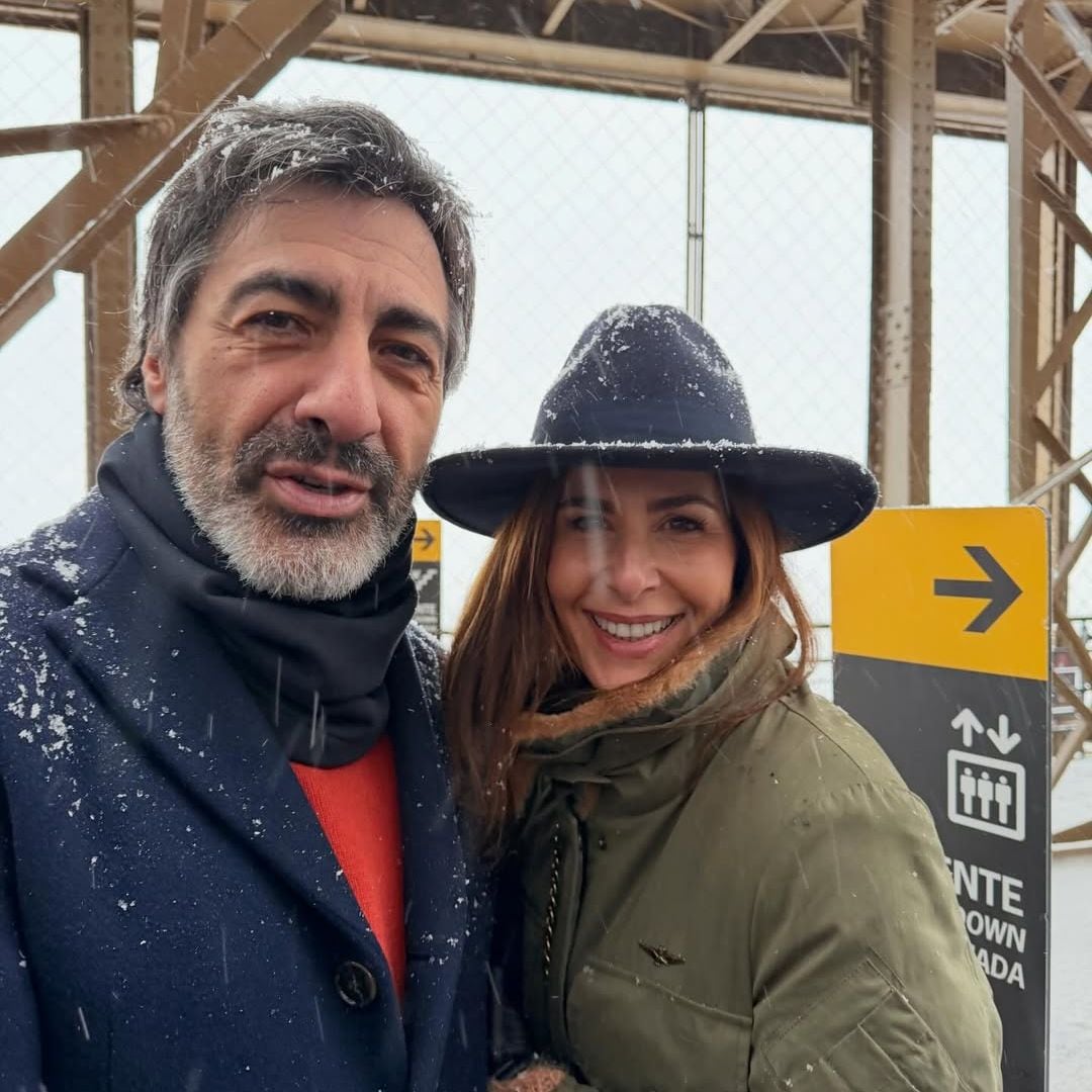 Nuria Roca y Juan del Val en la Torre Eiffel, París, en un día de nieve