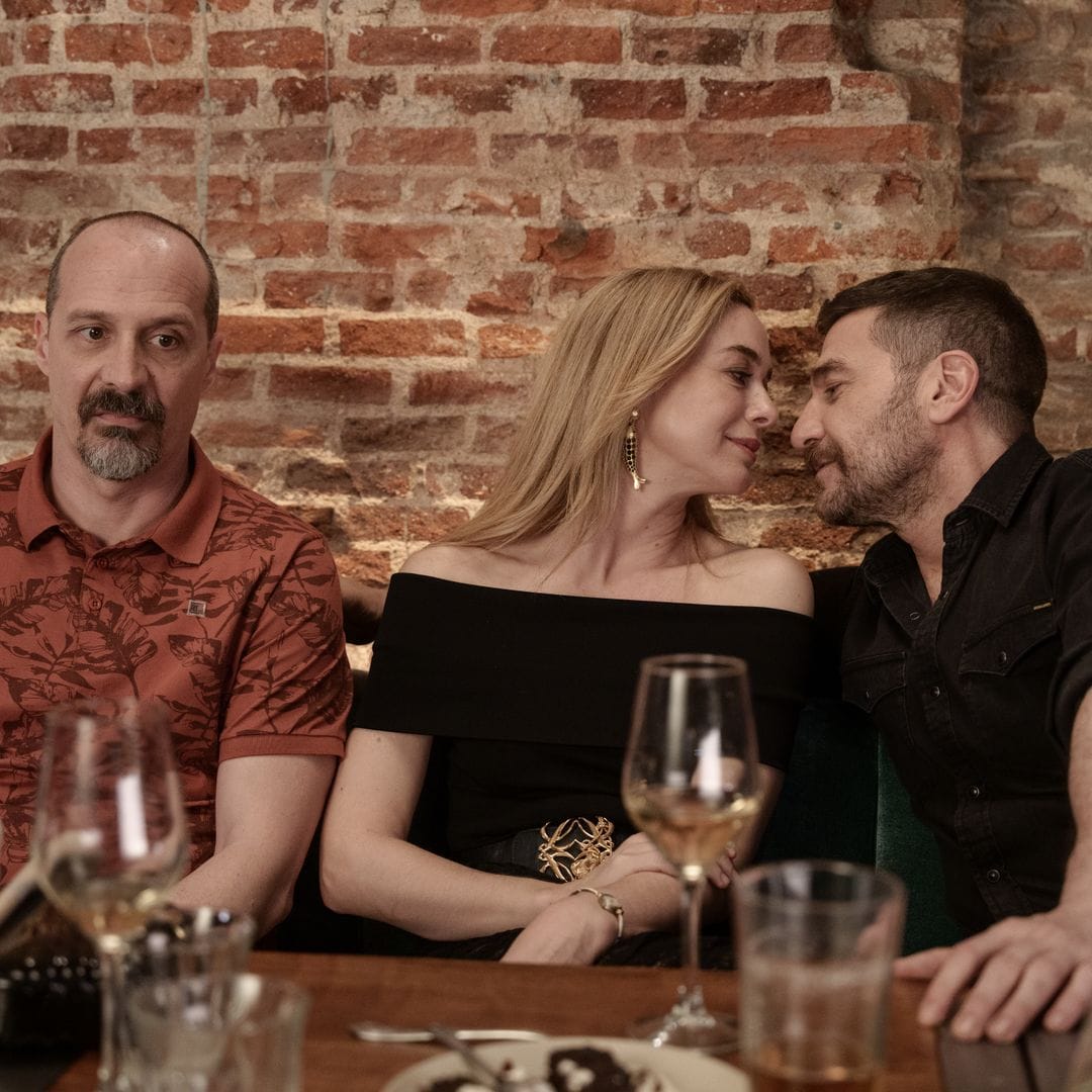 Fele Martinez, Marta Hazas y Raúl Tejón en una escena de la serie Machos Alfa.