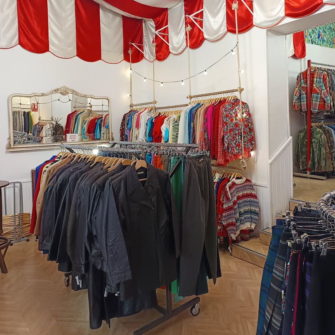 Tienda de ropa vintage Malasaña Madrid La Mona Checa