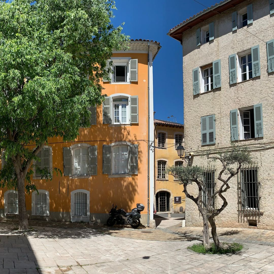 Plaza Brignoles, Provenza, Francia