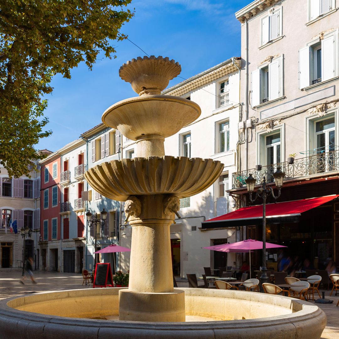 Plaza en la pequeña ciudad francesa de Cotignac, Francia