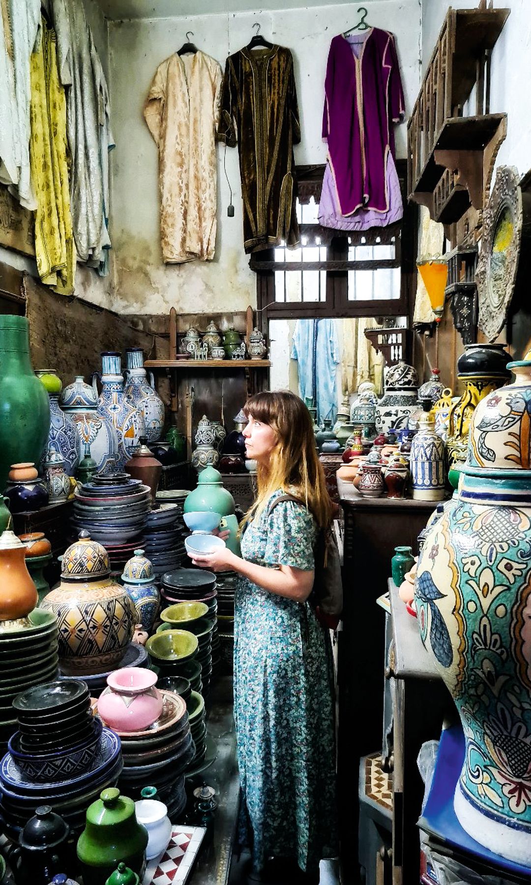 Candelabros, cerámica, Candelabros, cerámica, Candelabros, cerámica, alfombras y todo tipo de objetos antiguos llenan el Bazar de Tindouf, una de las tiendas más bonitas de la ciudad y todo tipo de objetos antiguos llenan el Bazar de Tindouf, una de las tiendas más bonitas de la ciudad de Tánger la más bonita de la ciudad. A la izquierda, una tierna imagen del casco antiguo.