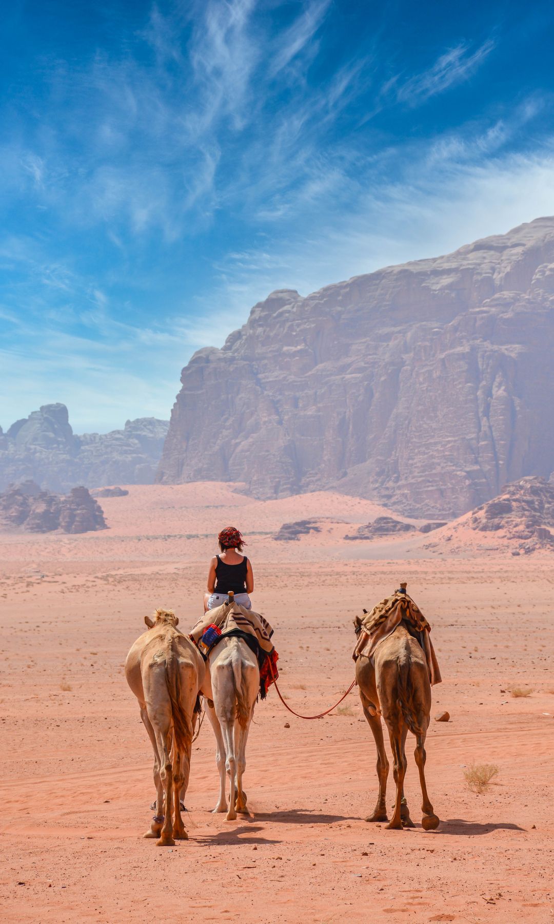 Paseo en camello por el paisaje desértico.