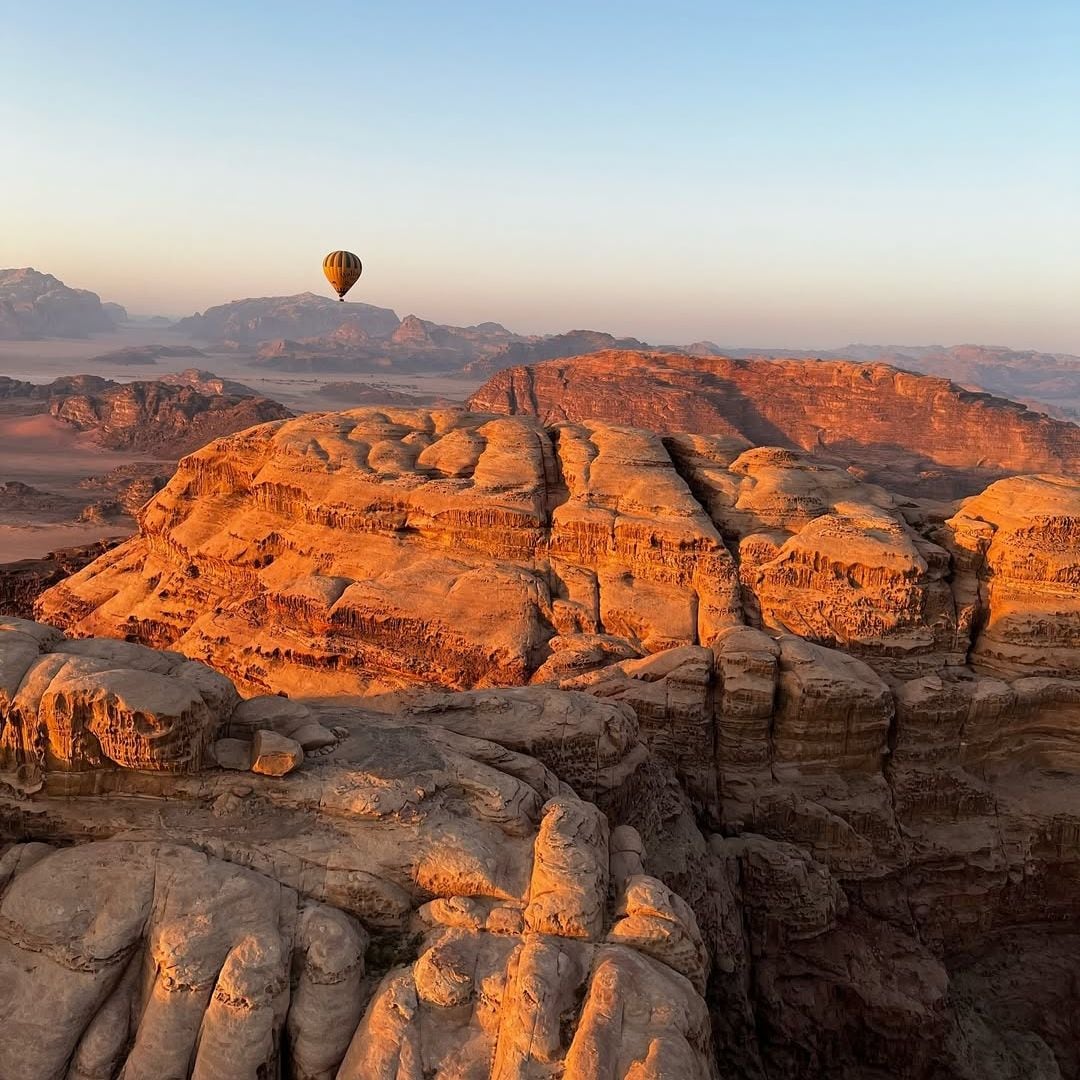 Vuelo en globo aerostático sobre el desierto de Wadi Rum, Jordania.