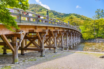 El puente de madera Ujibashi que cruza el río Isuzugawa.
