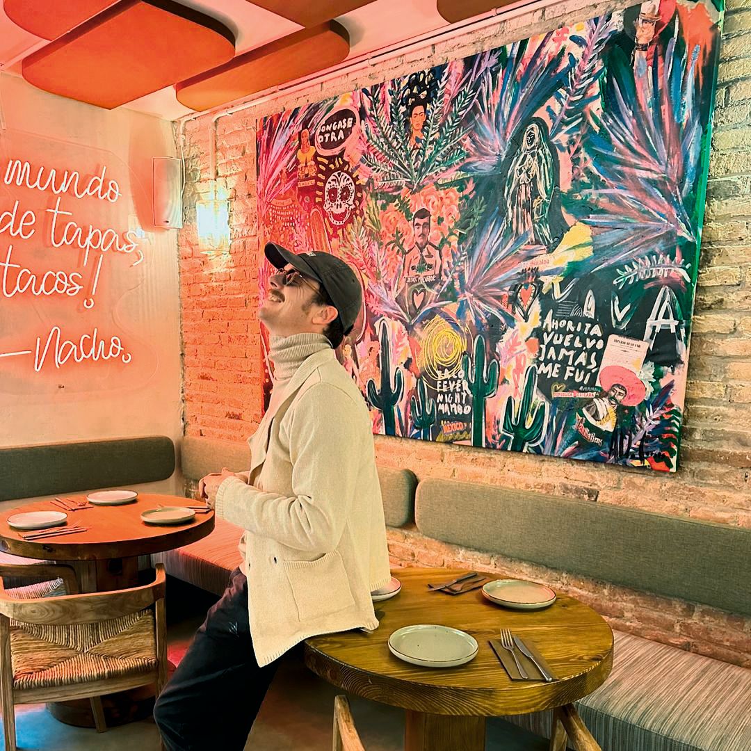 Aldo Comas en el restaurante Coya, donde expone su obra