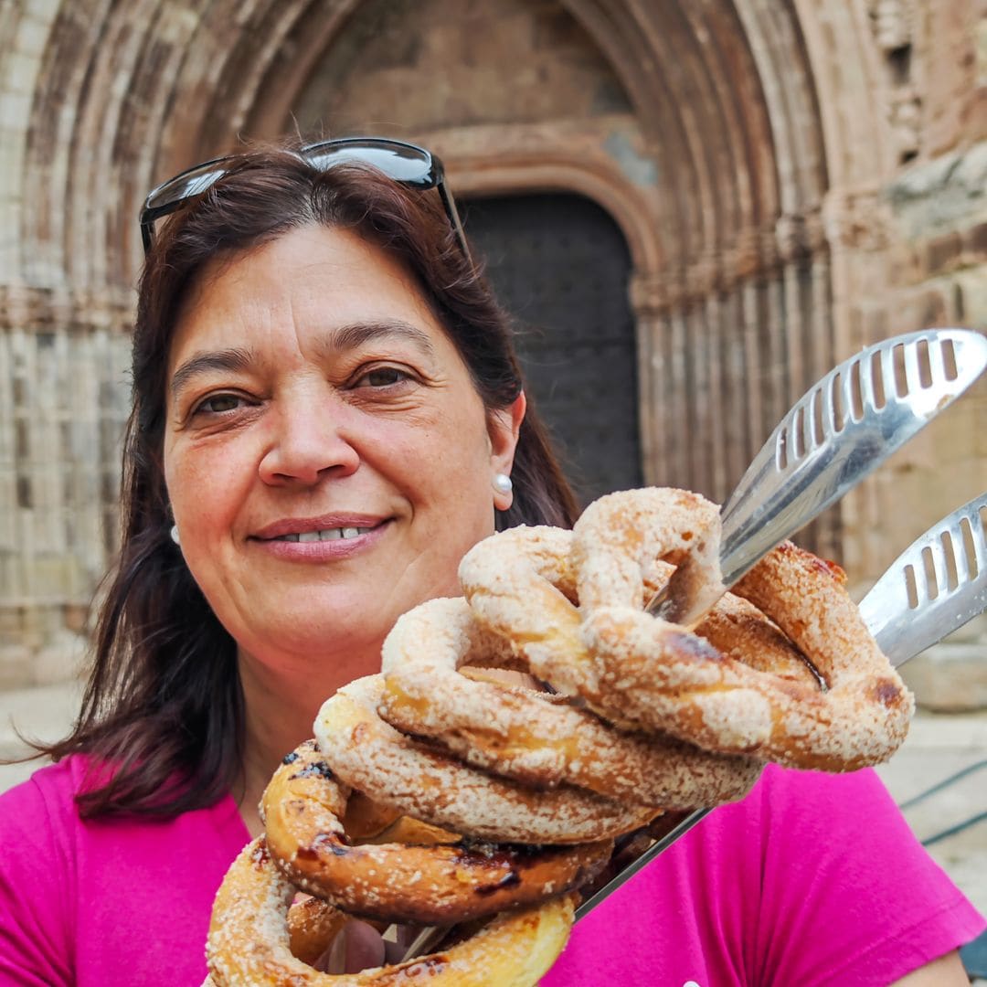 cristina, del horno de mora, con los típicos rollitos de mora tumbados sobre rubielos, Teruel