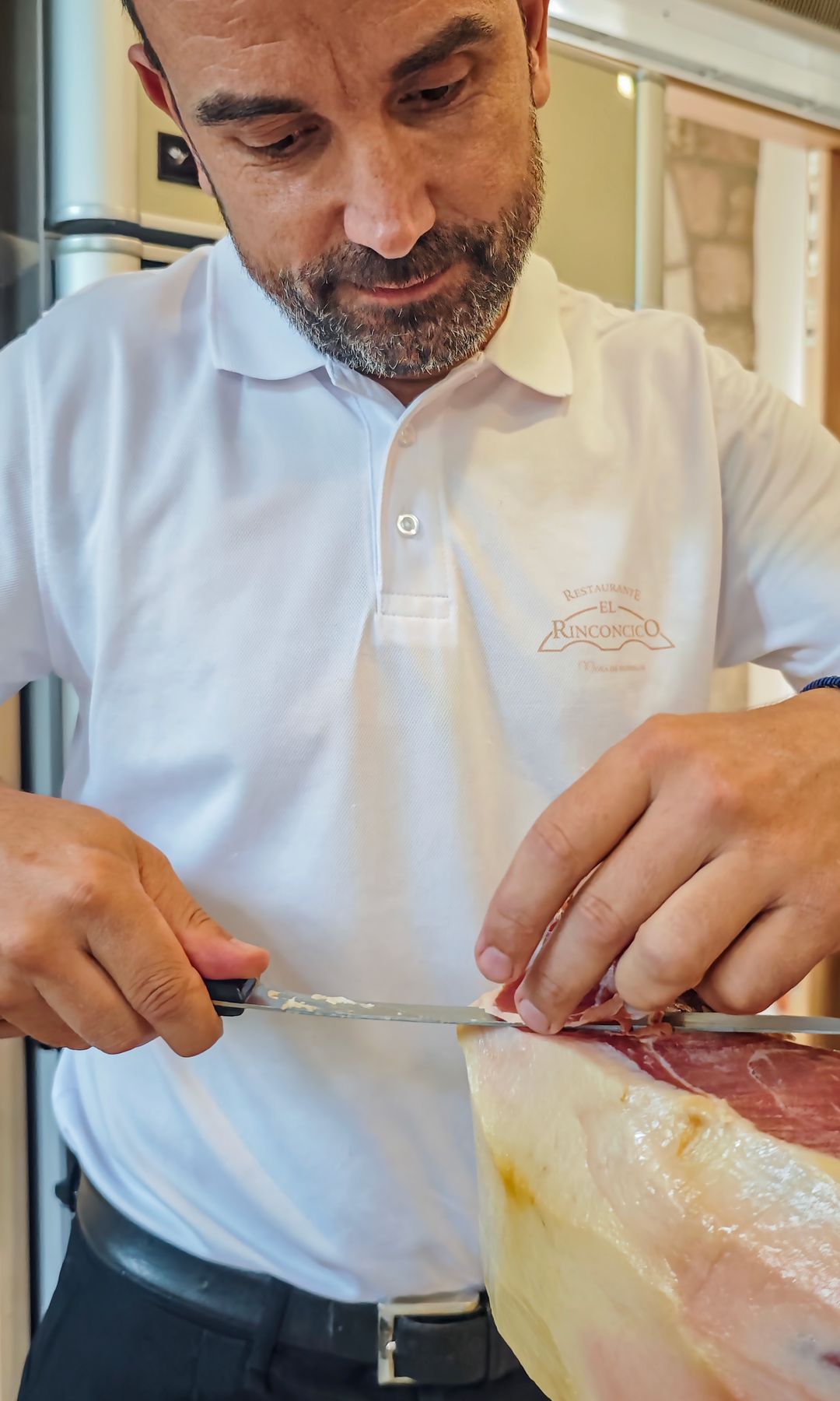 Rubén Arenere corta jamón de Teruel DOP en el restaurante El Rinconcico, Mora de Rubielos, Teruel