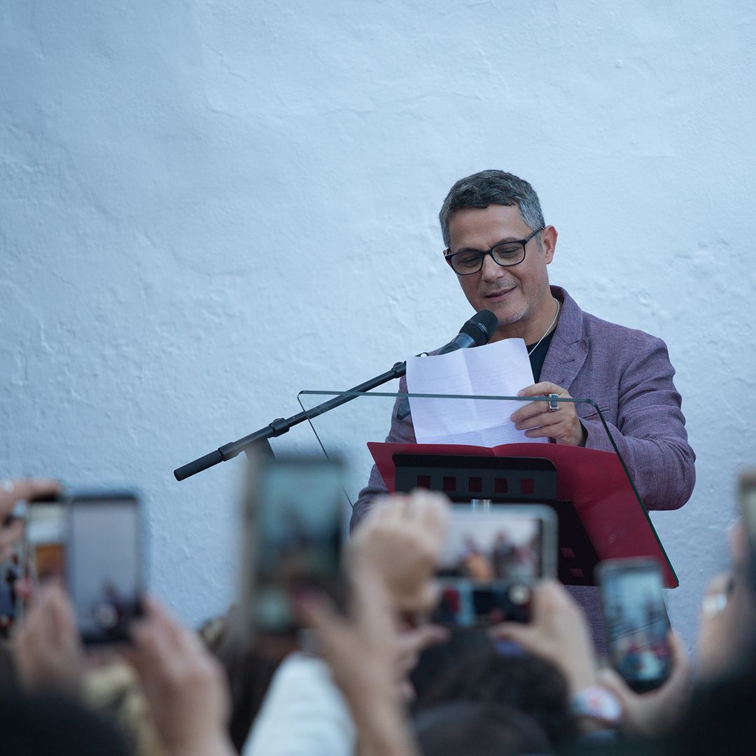 Alejandro Sanz durante la inauguración de la calle dedicada a él Alcalá de los Gazules, Cádiz