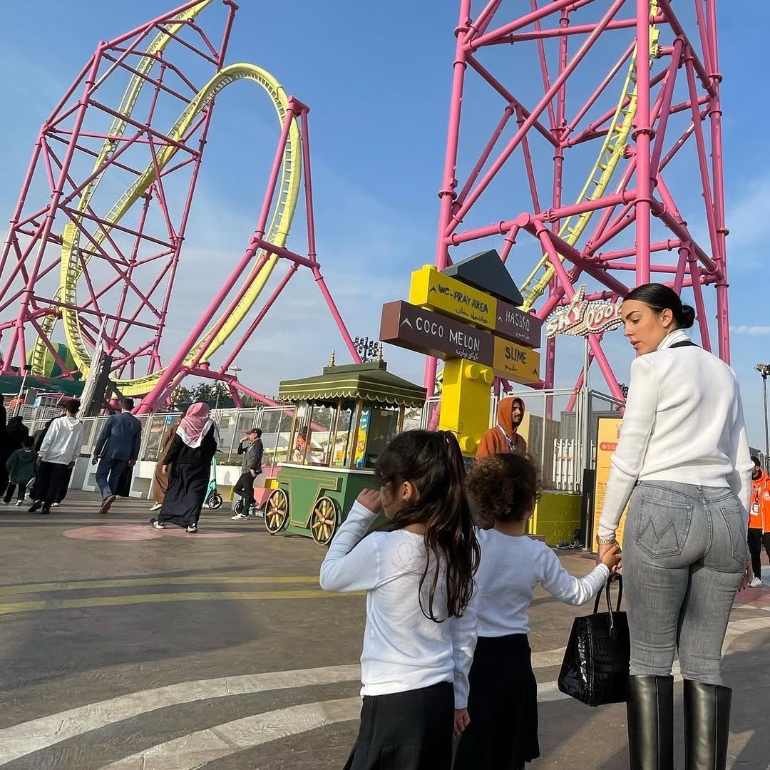 Georgina Rodríguez y sus hijas junto a una atracción en Riad, Arabia Saudita