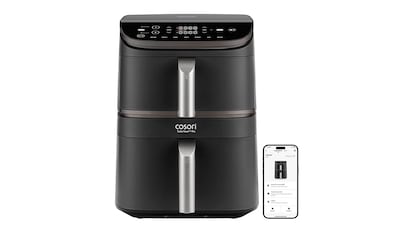 Freidora de aire sobre fondo blanco.