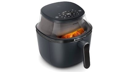 Freidora de aire sobre fondo blanco.