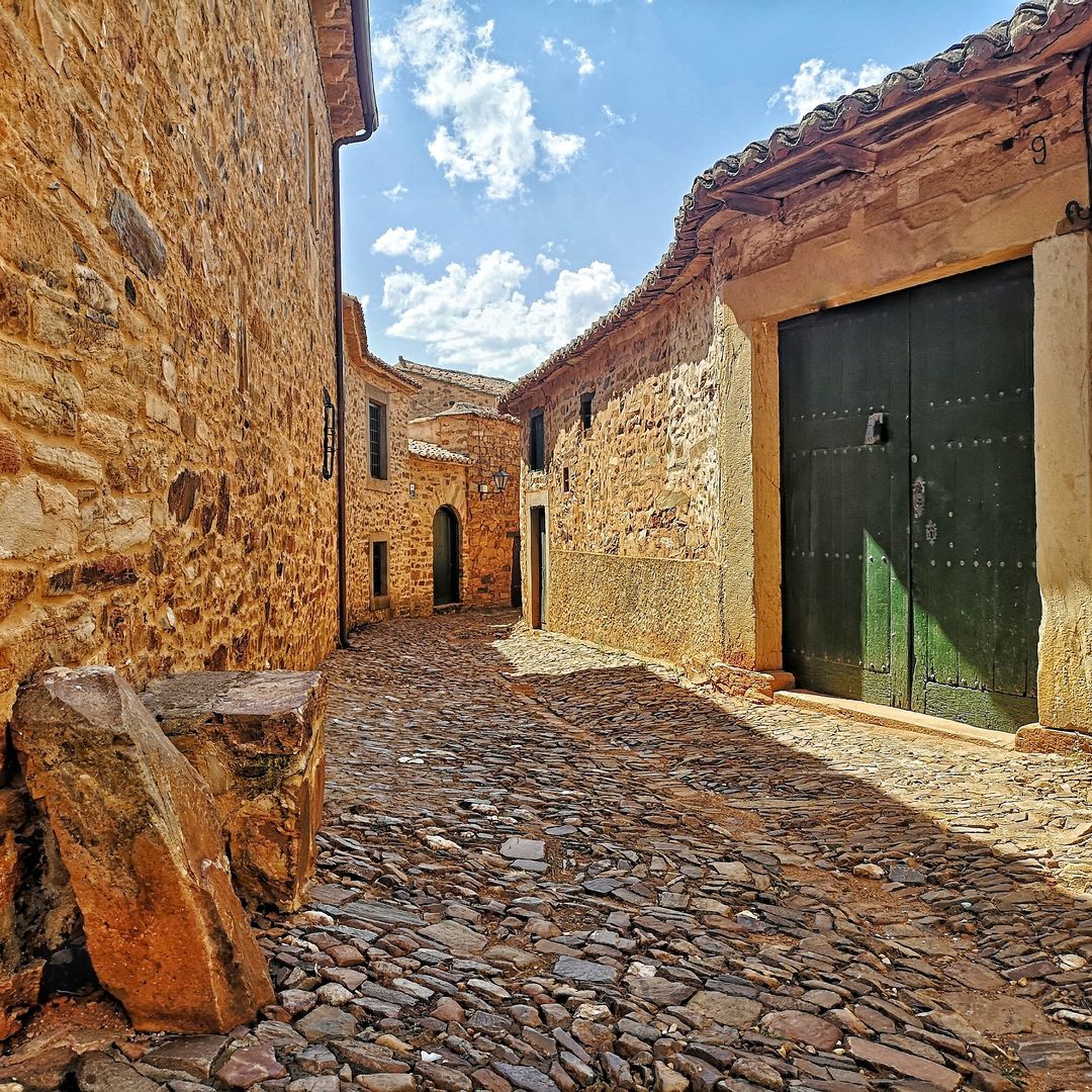 Calles de Castrillo de los Polvazares, un pequeño pueblo de León por donde pasa el Camino de Santiago