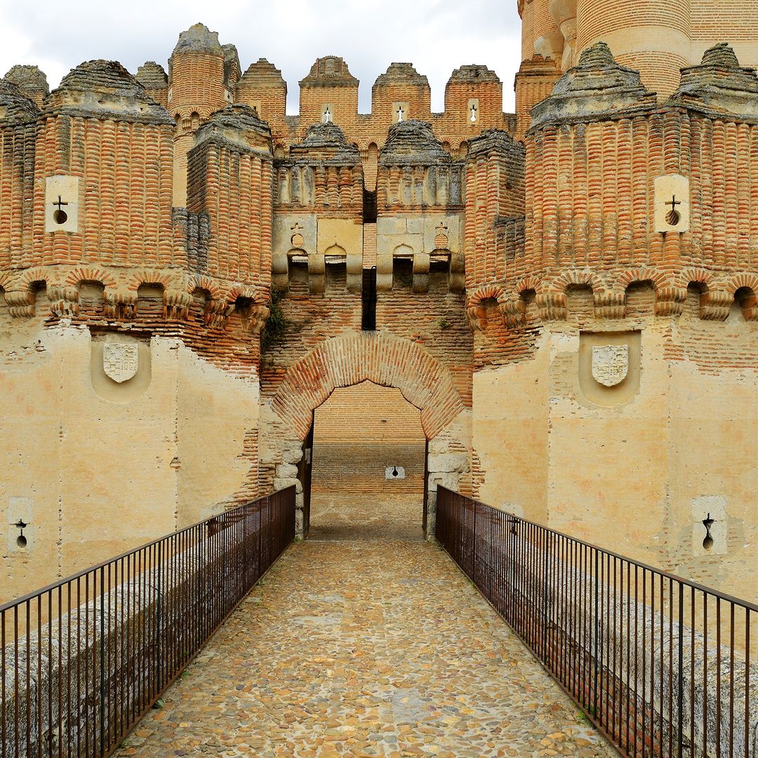 Entrada al Castillo de Coca por el puente que salva los fosos secos.
