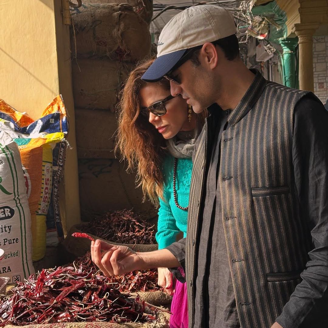 Juana Acosta y Marco Llorente en un mercado en Delhi, India