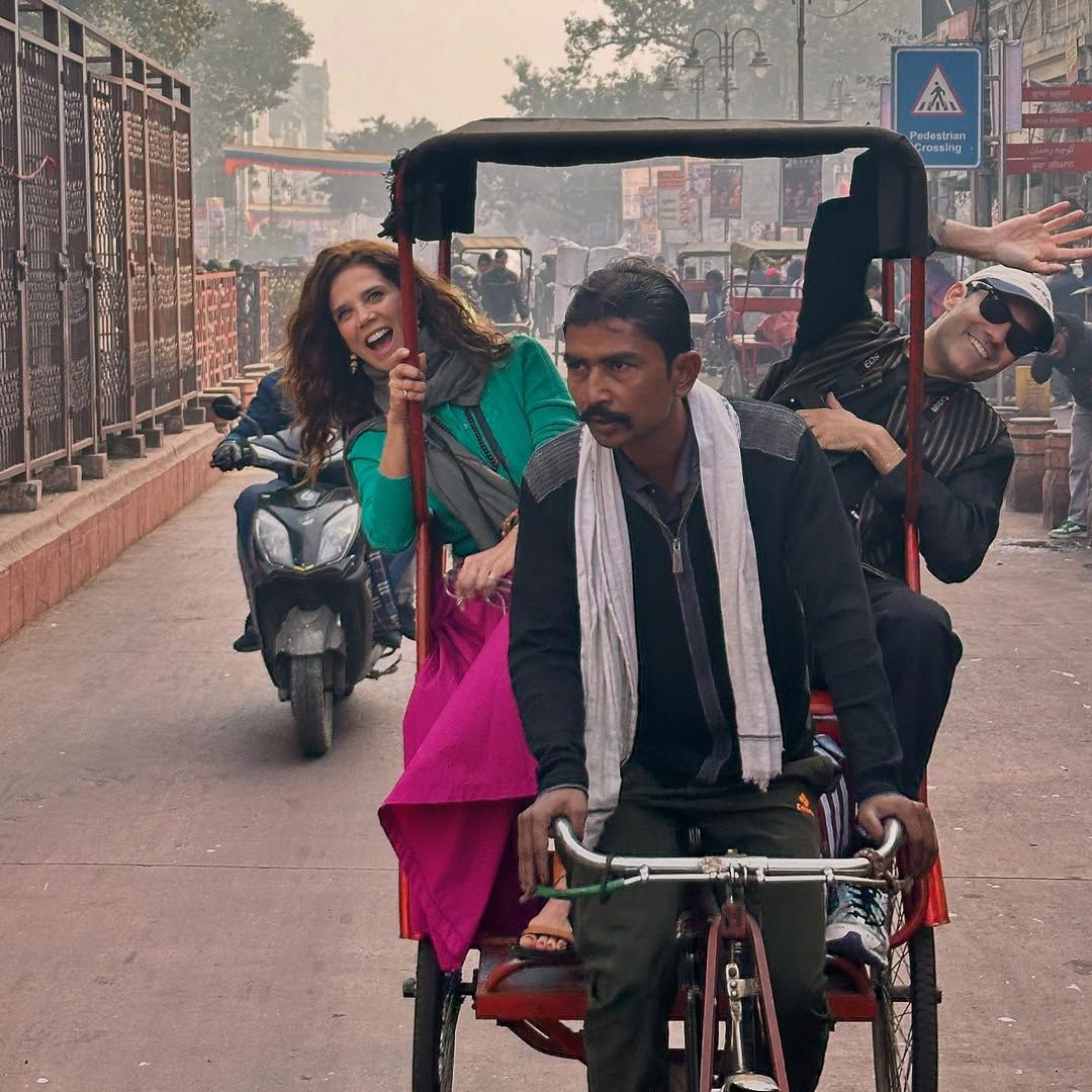Juana Acosta y Marco Llorente montando un rickshaw por las calles de Delhi, India